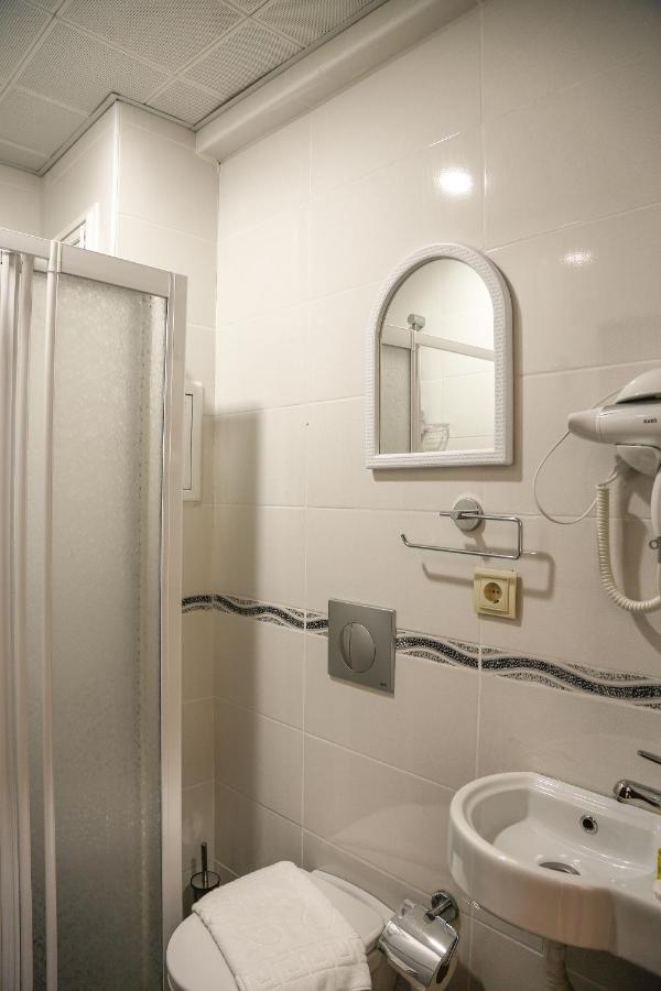 Double or Twin Room Bathroom