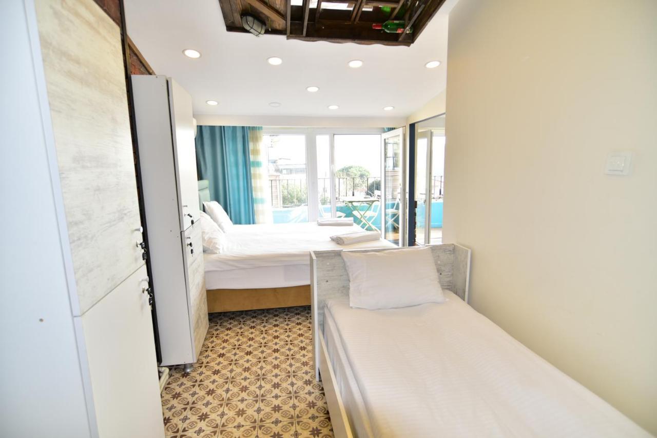 Family Room with Terrace,1081941412:JPEG