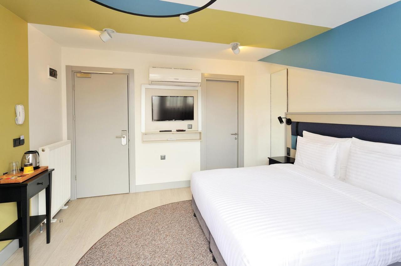 Habitación con cama extragrande y terraza
