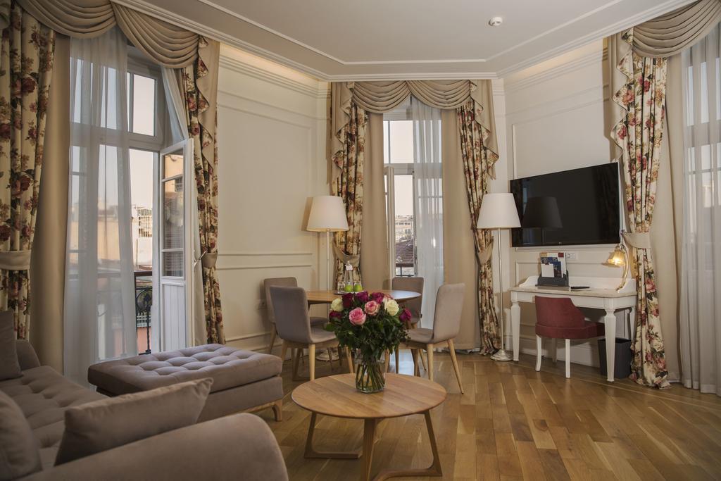 CORINNE SUITE
