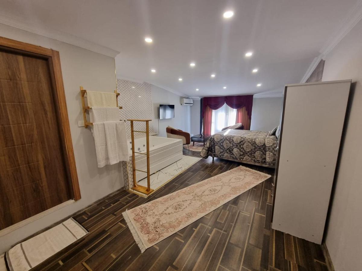 Værelse med kingsize-seng og balkon
