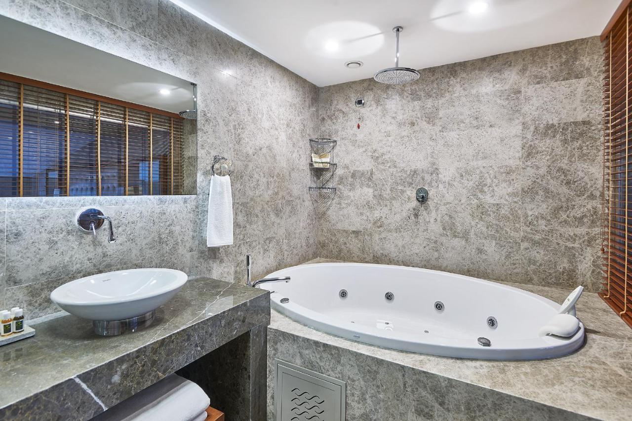 Penthouse Suite Sauna & Hot Tub
