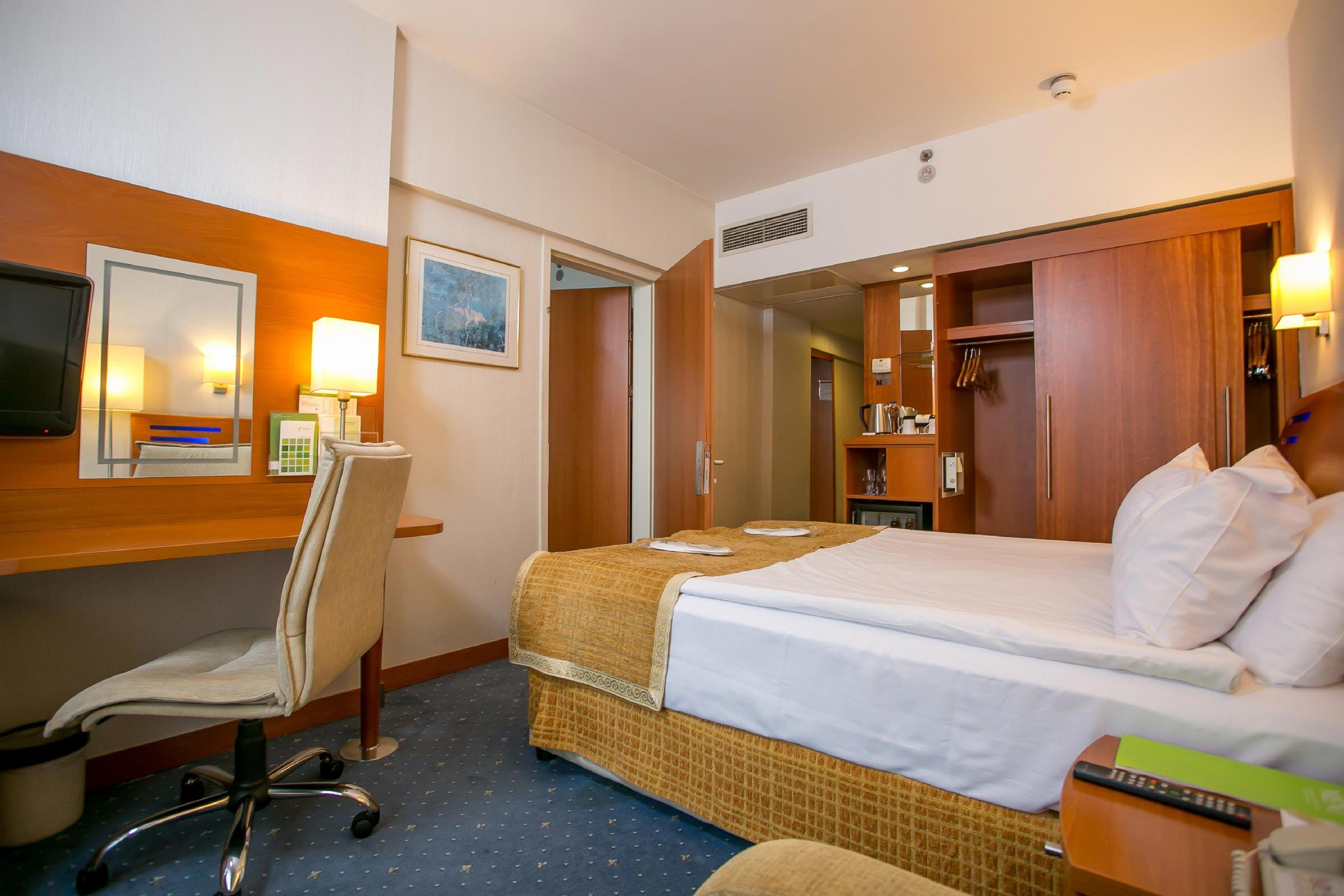 Standard Queen Room