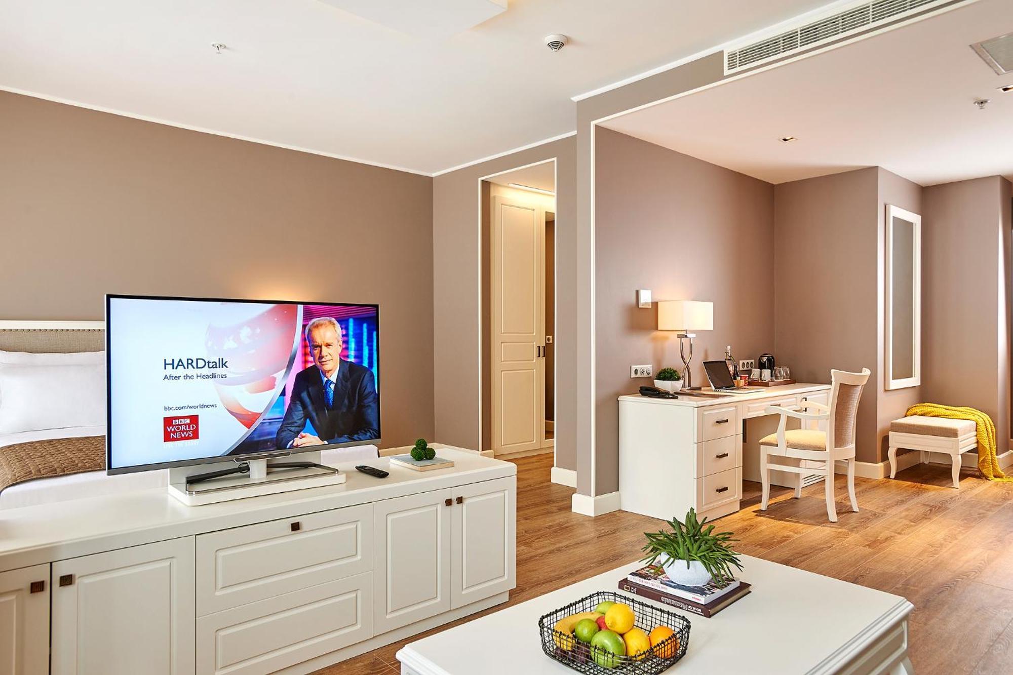 Deluxe Club Room Kitchenette
