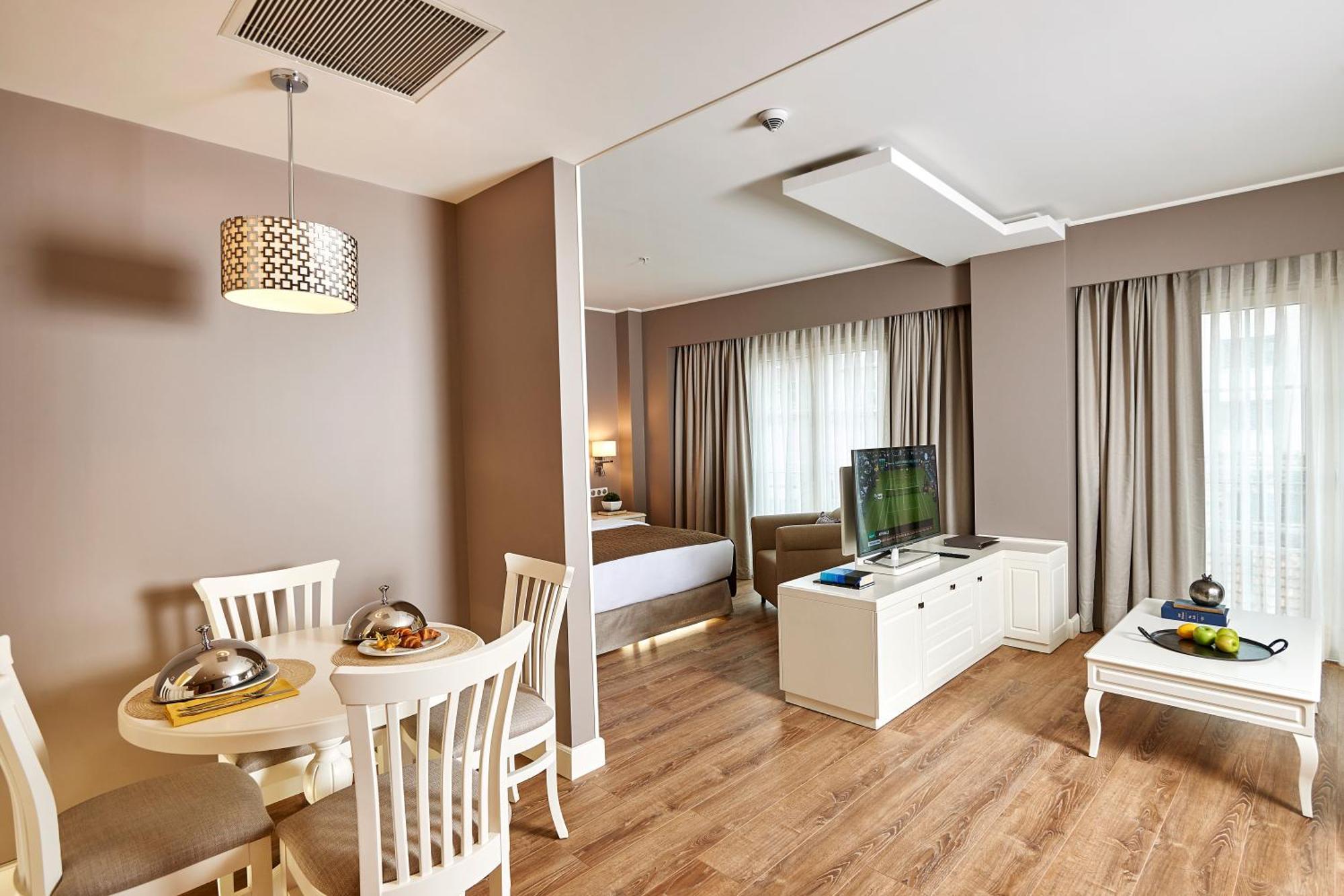 Deluxe Club Room Kitchenette