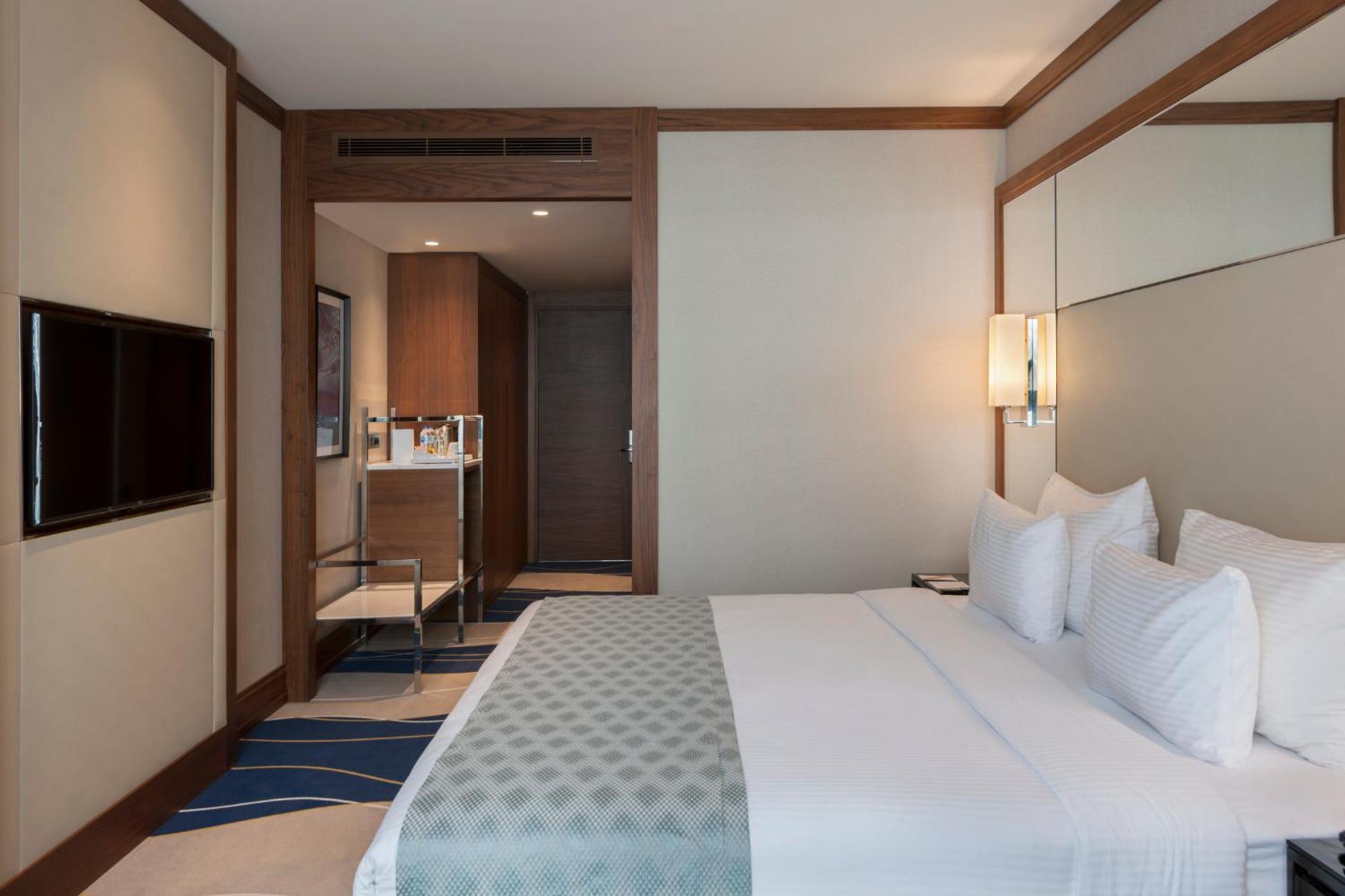 Deluxe Room King Size BedSea View