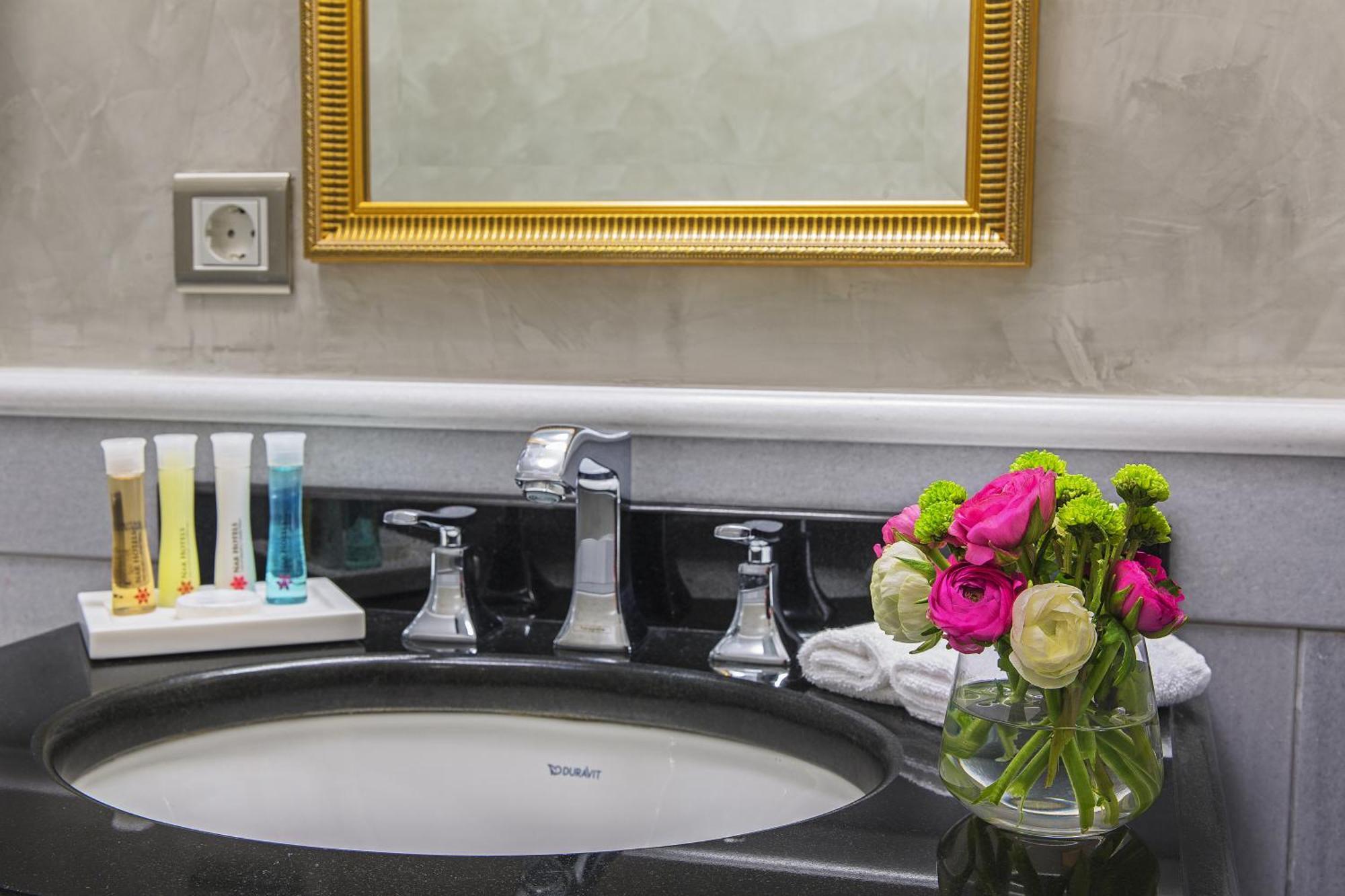 Deluxe Queen Room,1594712897:JPEG