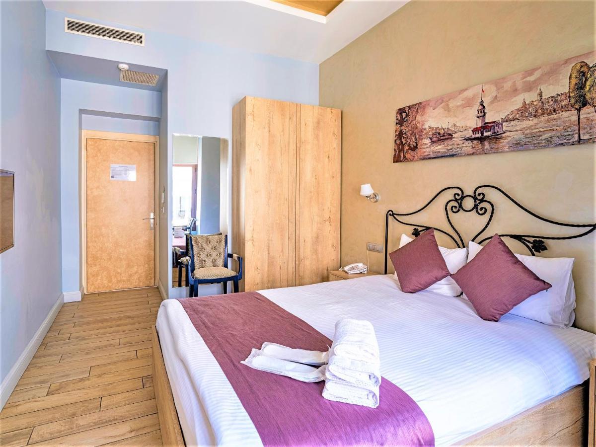 Quarto Duplo Standard com Cama de Casal e Vista da Rua