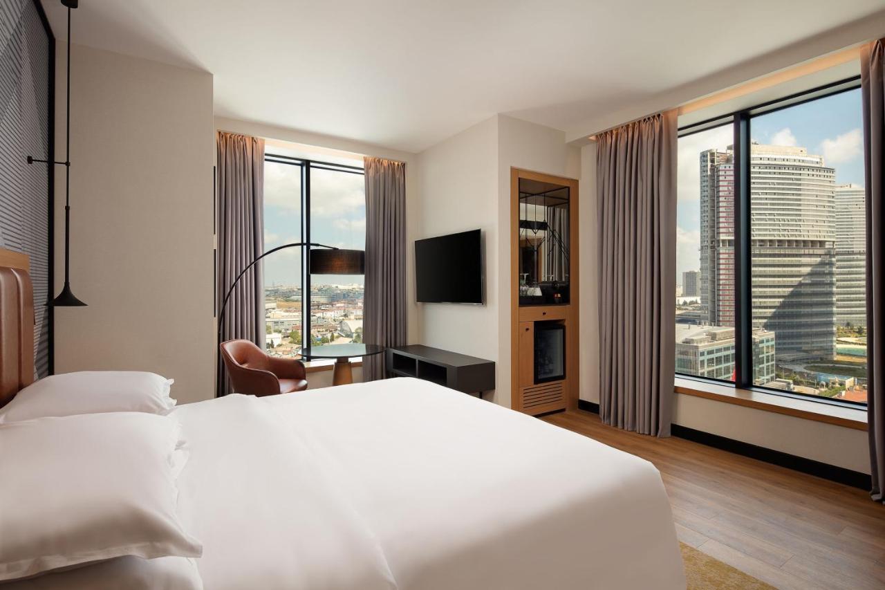 Premium Corner King Room City View