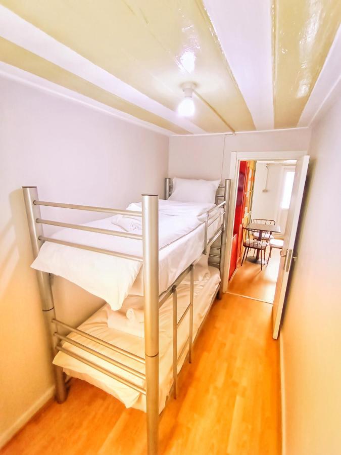 Køjeseng i sovesal for kvinder