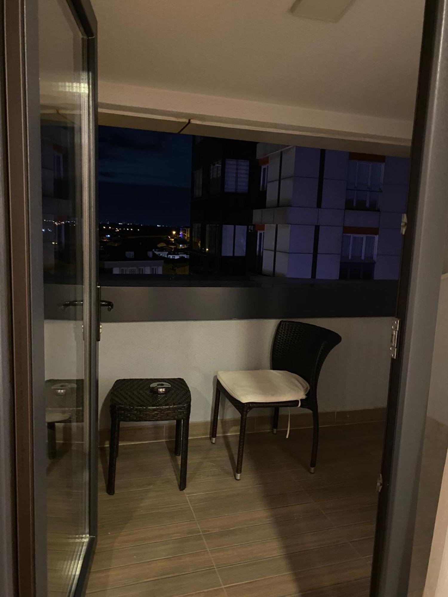 Zimmer mit Queensize-Bett und Balkon