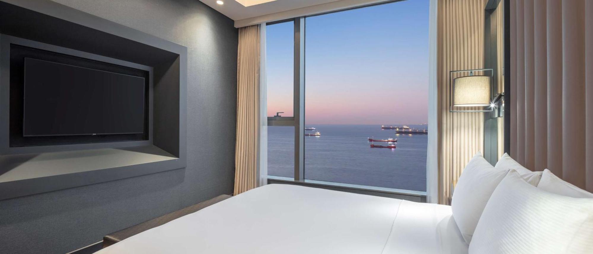 Grand Family Suite With Sea View And Executive Lounge Access