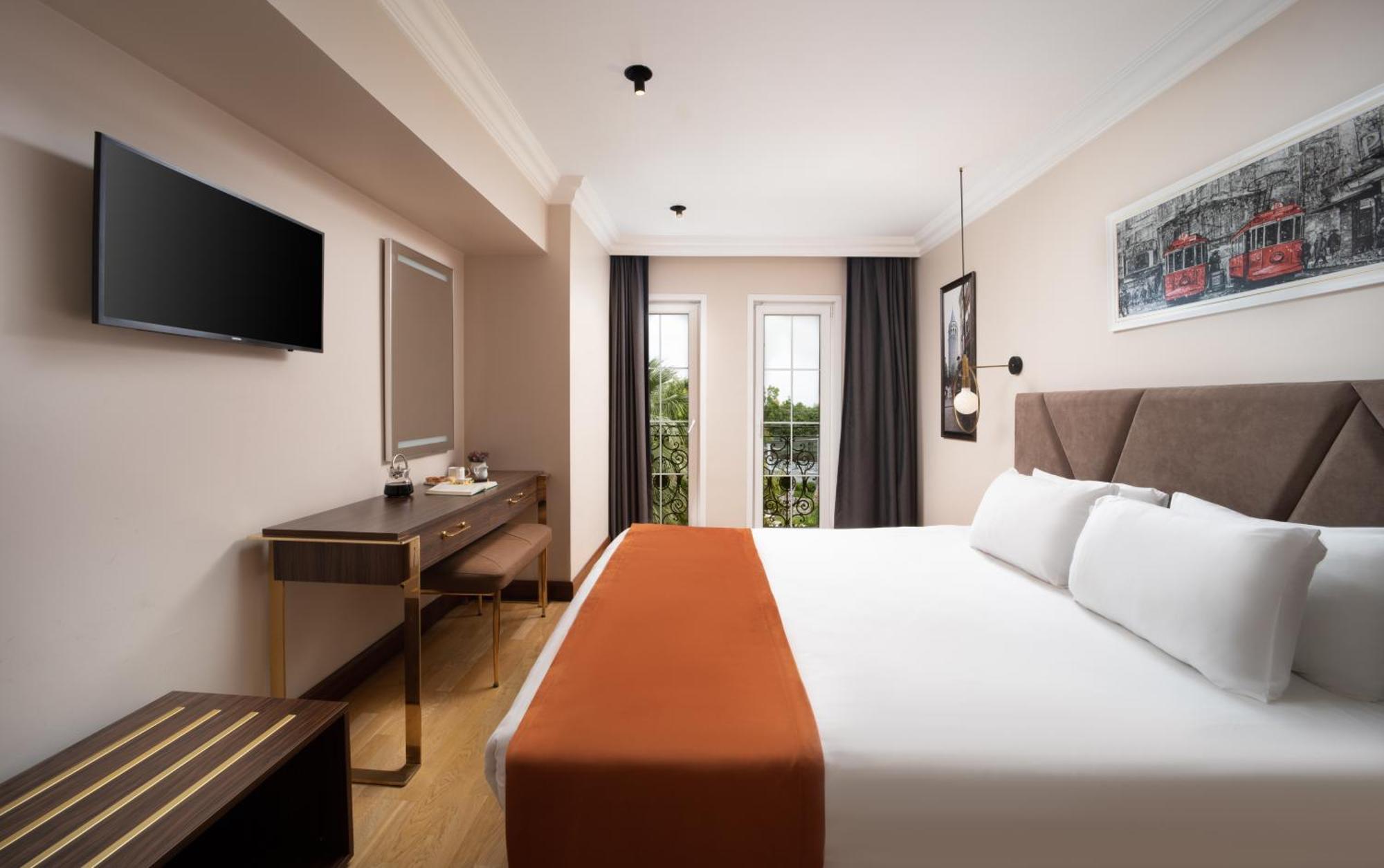 Habitación con cama grande y vistas al mar