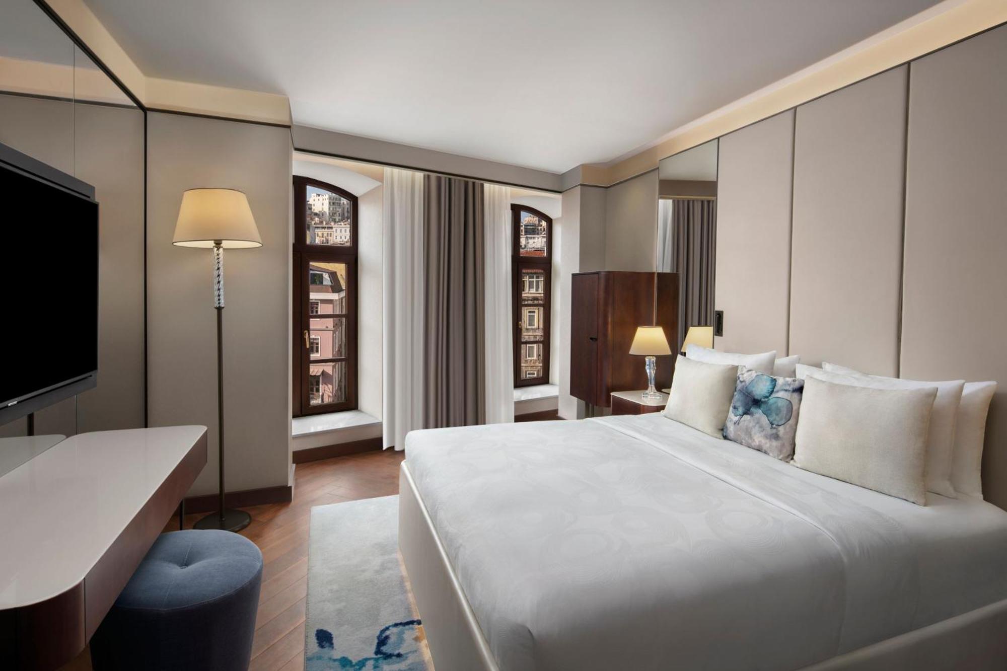 Deluxe King Room with City View