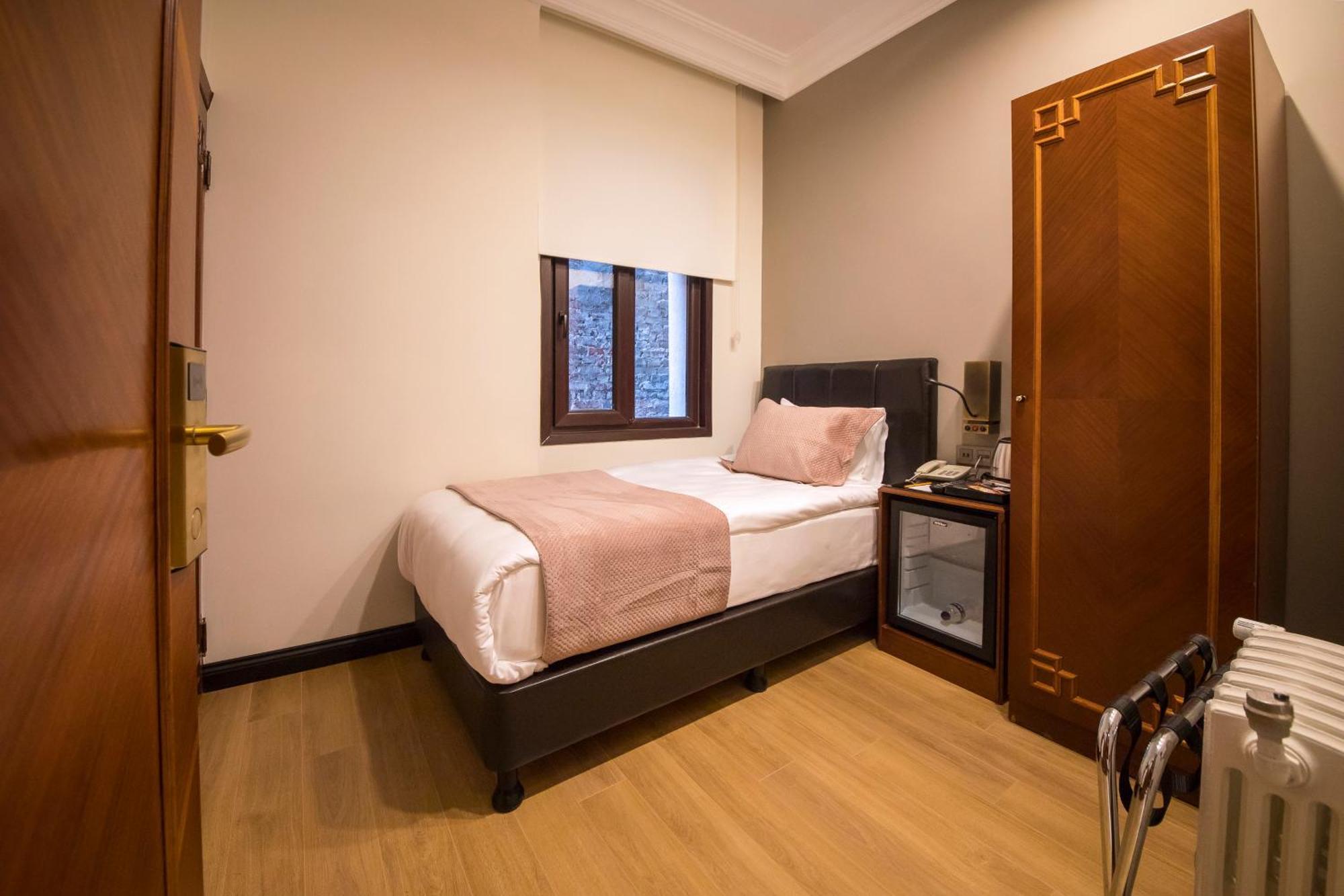 Small Single Room,1558309546:JPEG