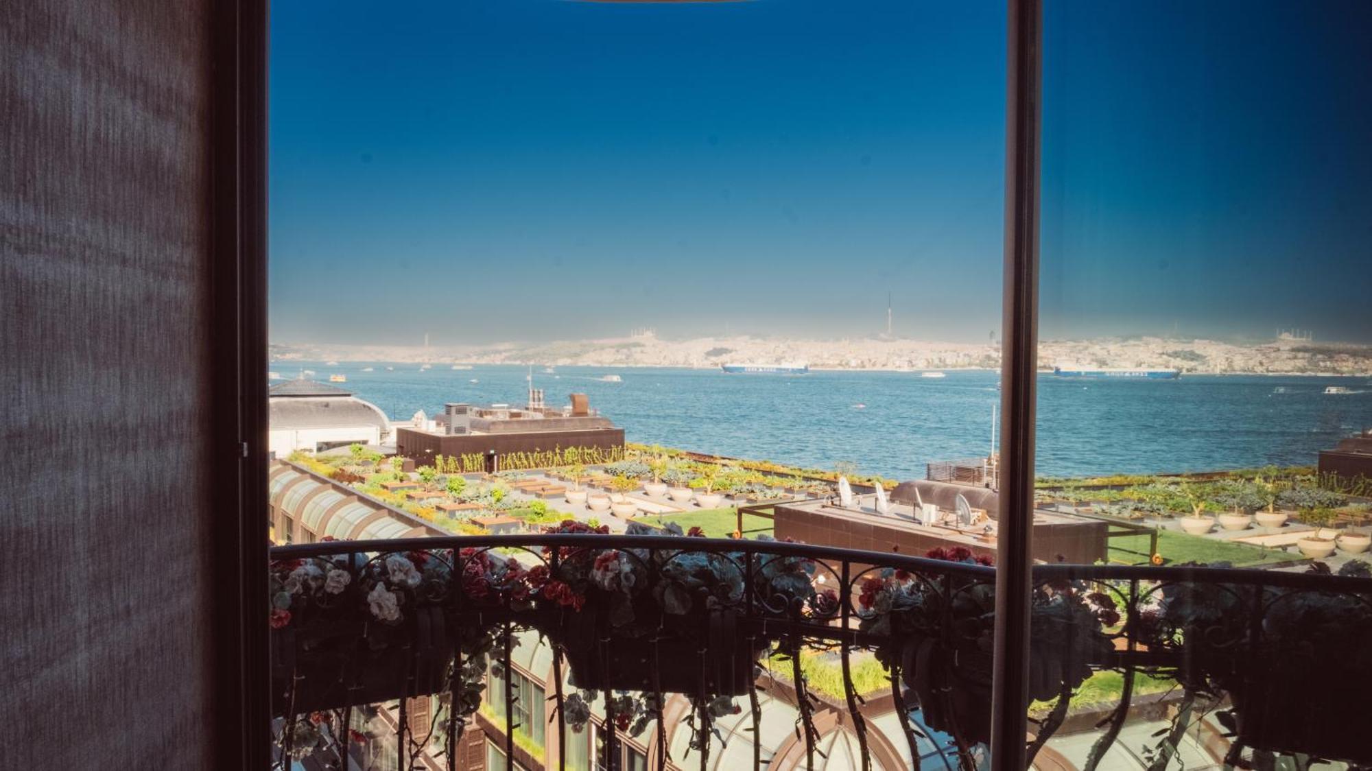 Corner Suite Sea View