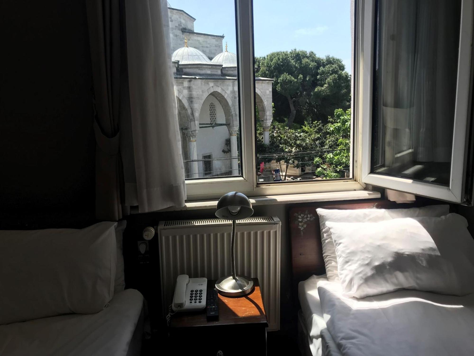 Zweibettzimmer mit eigenem Bad außerhalb des Zimmers