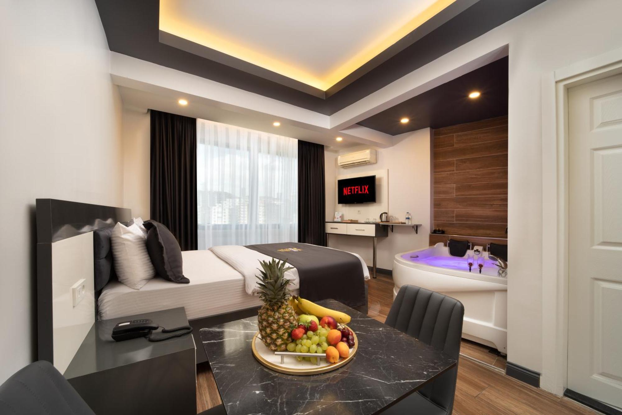 Suíte com Cama King-size e Banheira de Hidromassagem