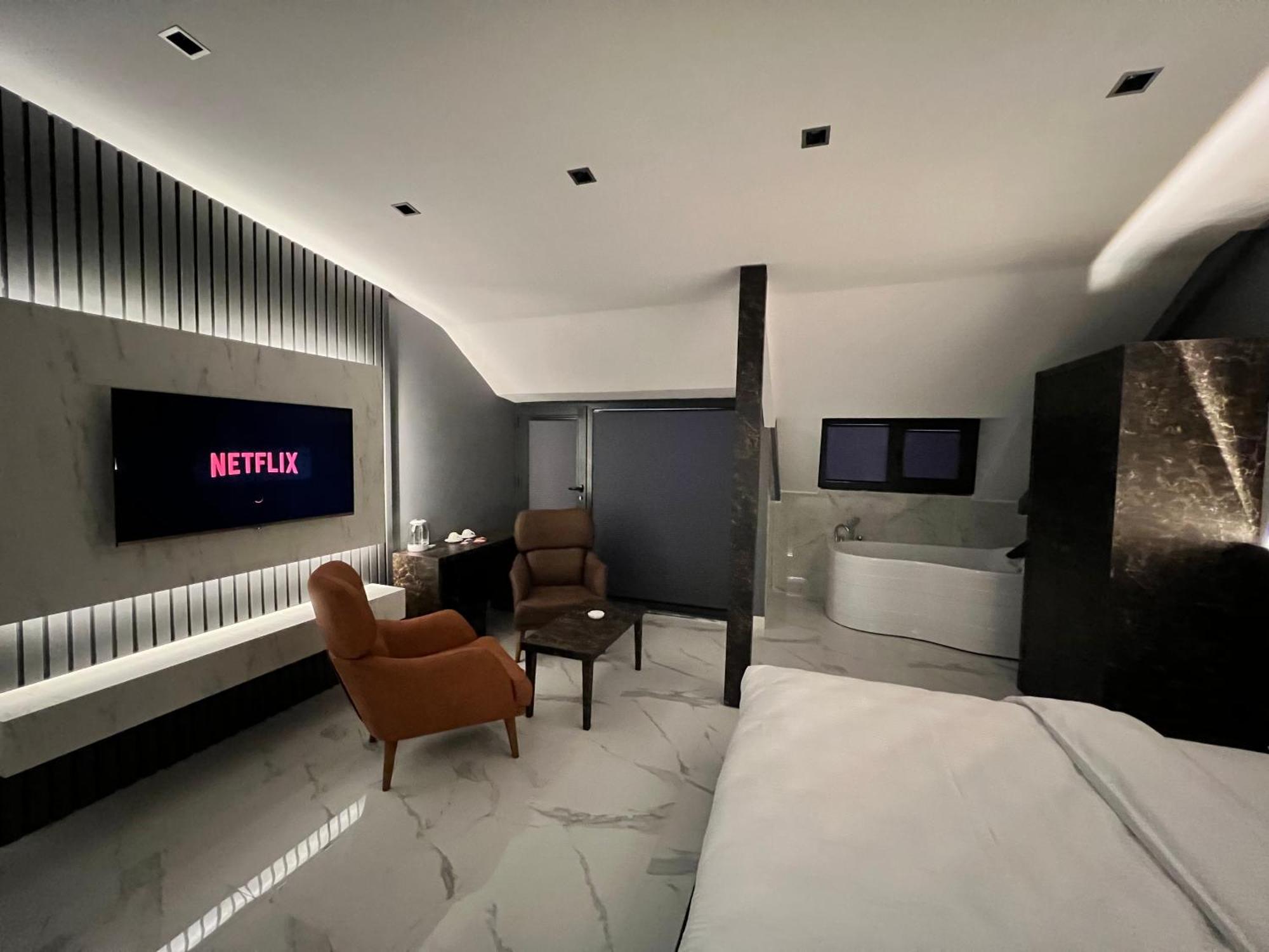 Deluxe King Room