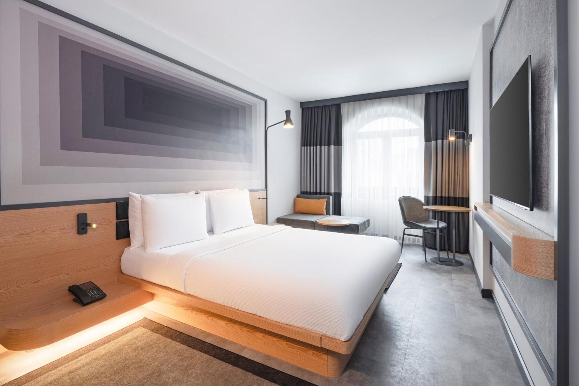 Deluxe Queen Room City View