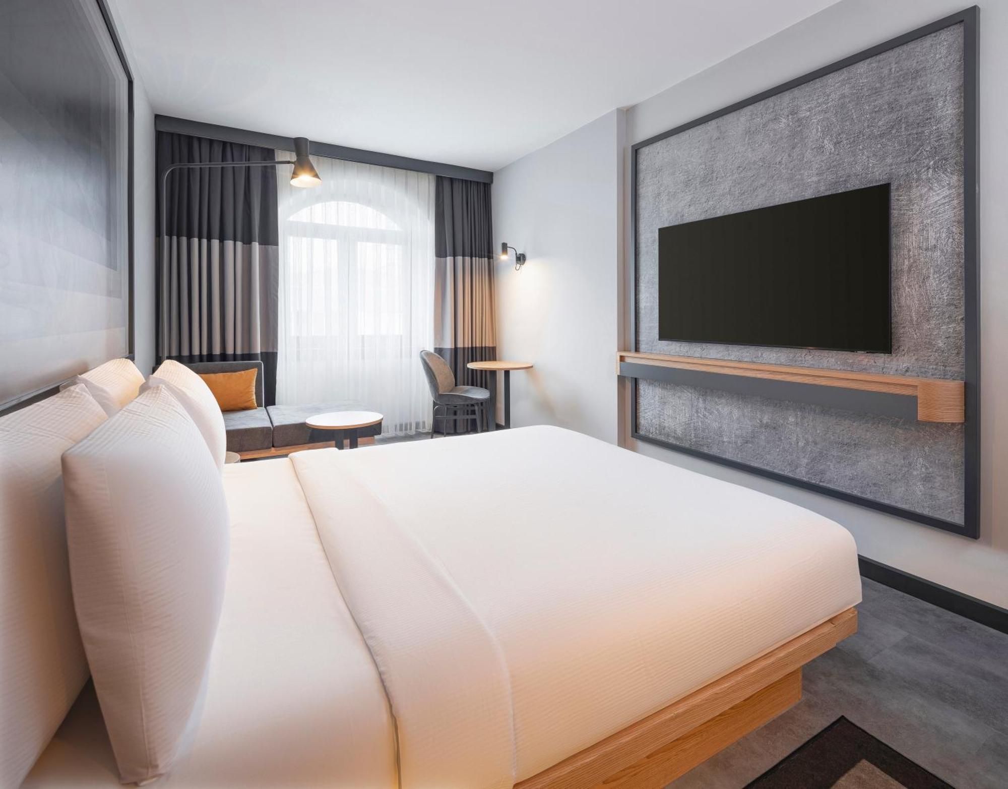 Deluxe Queen Room City View