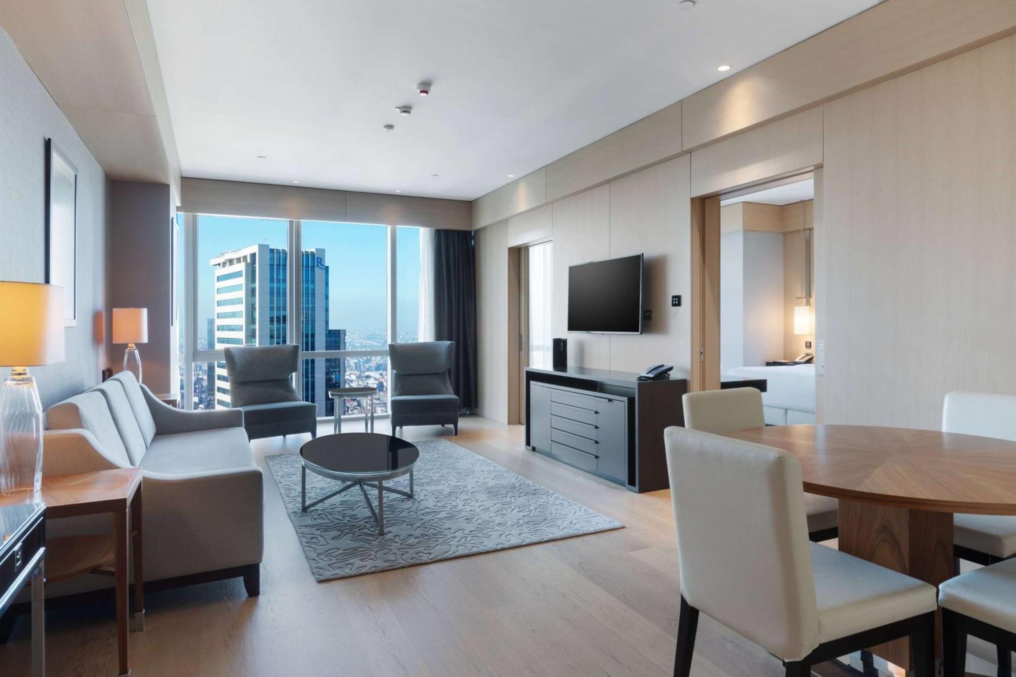 Senior Suite met 1 Slaapkamer en Kitchenette - Gedeeltelijk Uitzicht op Zee