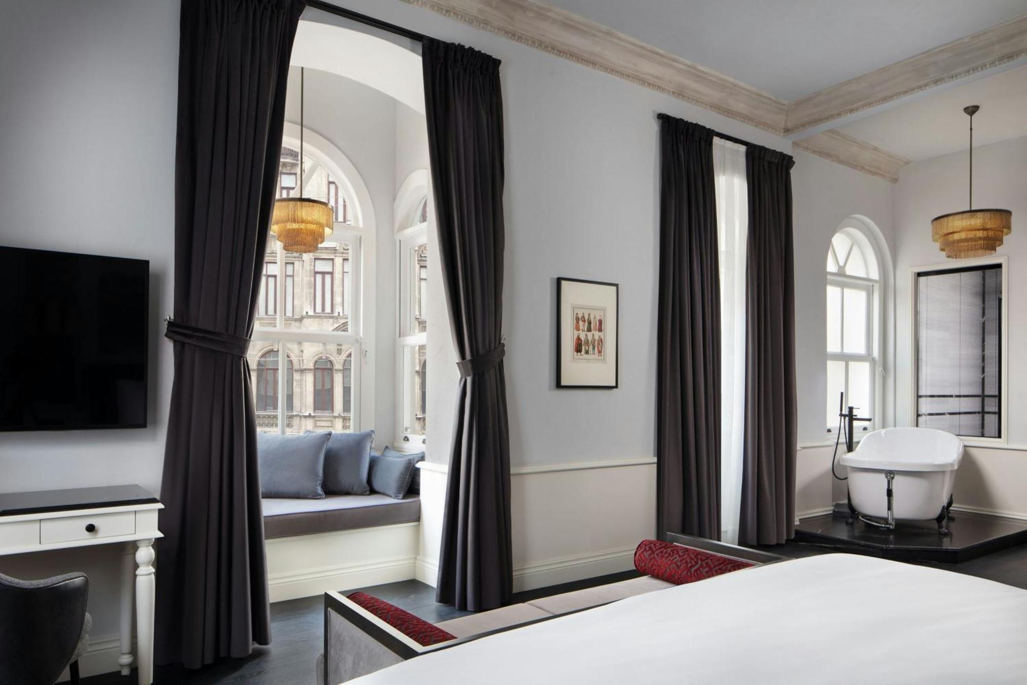 Three-Bedroom Adahan Adjoining Family Suite