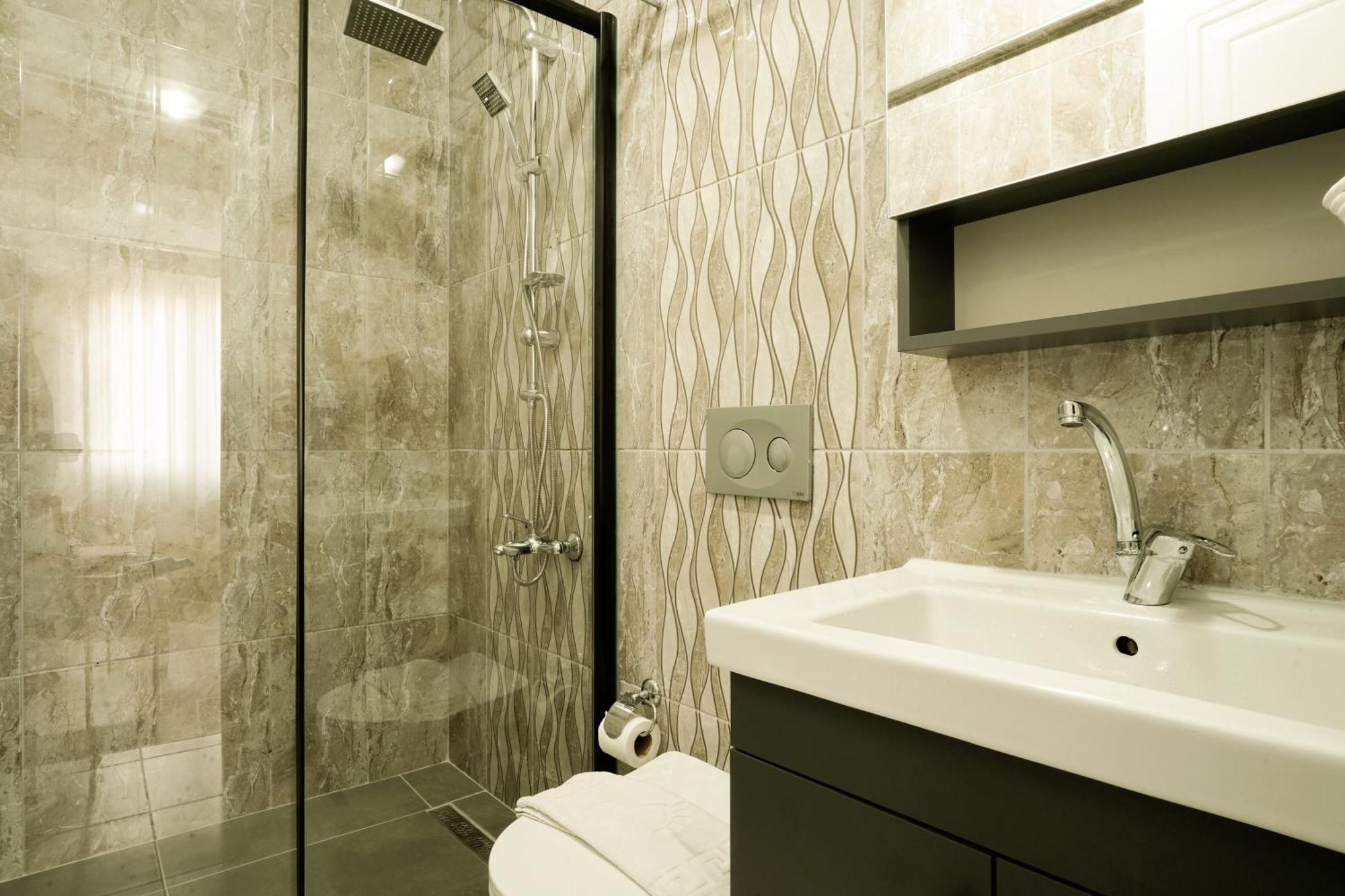 Comfort Triple Room Shower