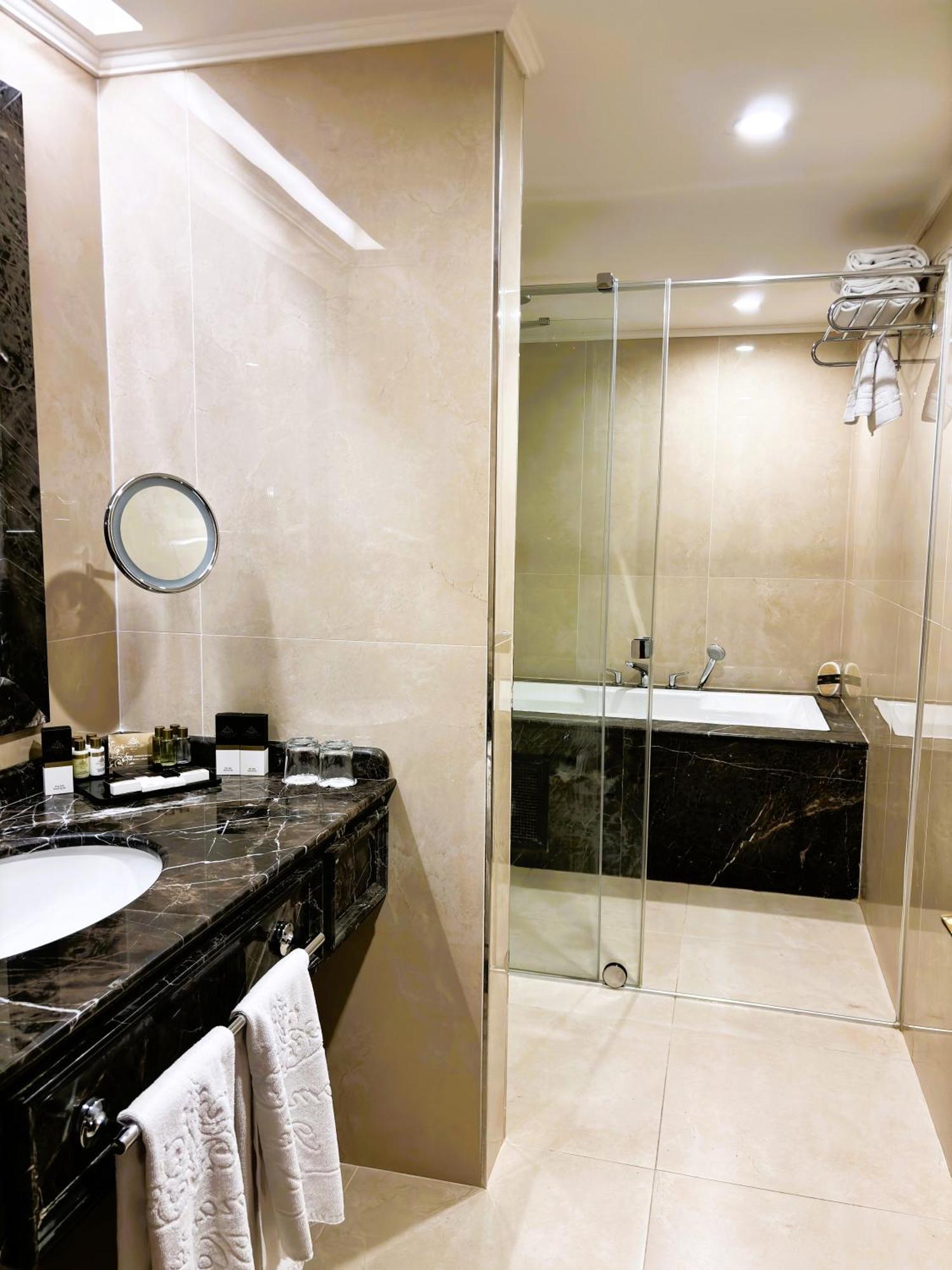 Suite Hot Tub,1655331293:JPEG