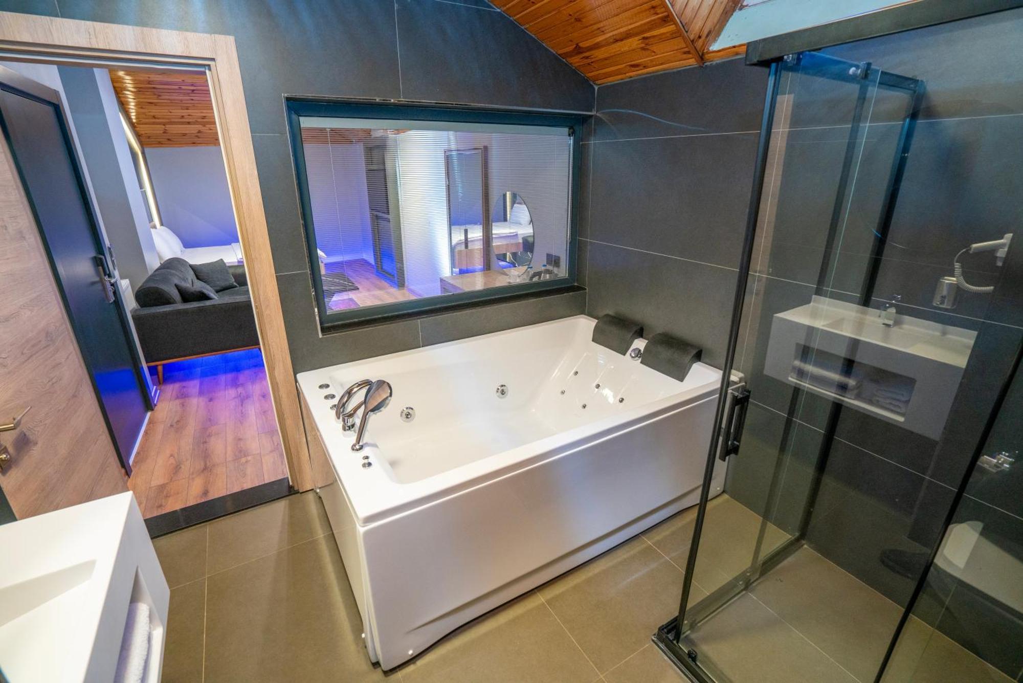 Deluxe Suite Spa Bath