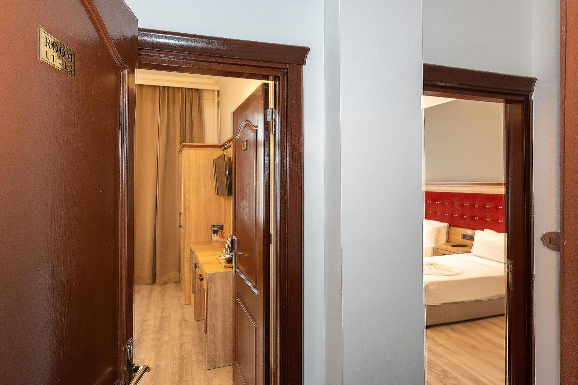 Family Room with Balcony,1659453717:JPEG