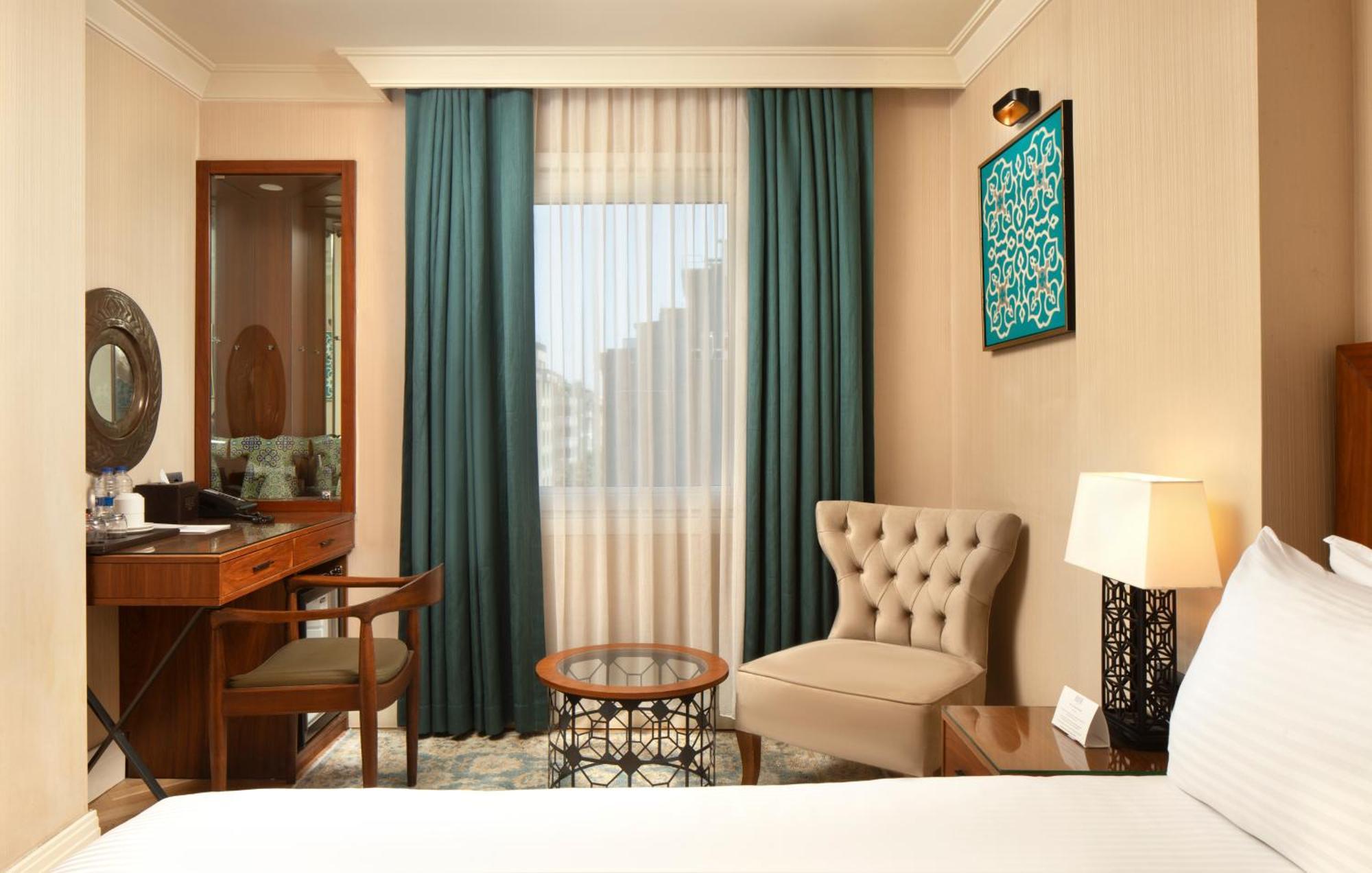 Superior French / Twin Bed With Street View