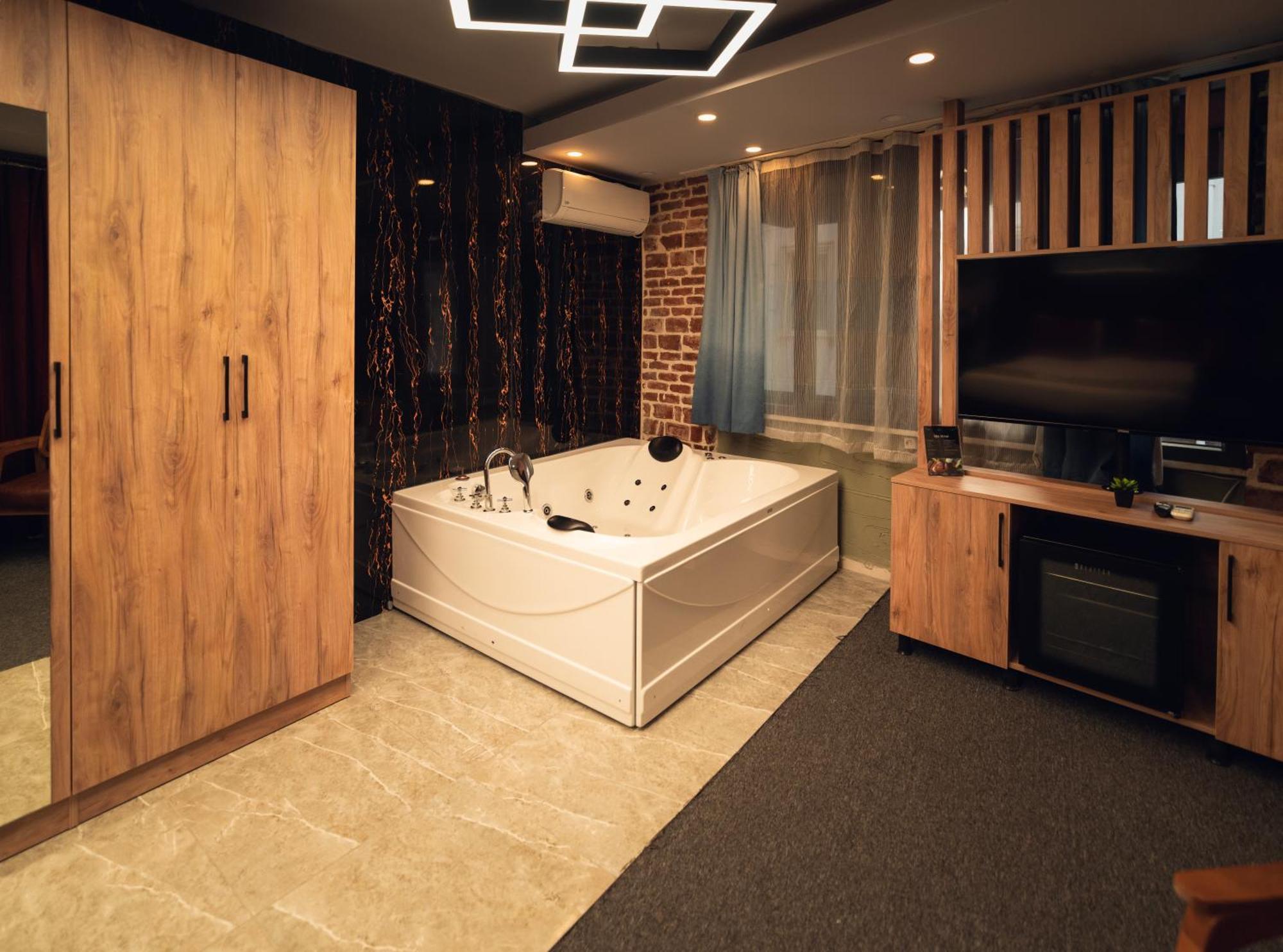 Deluxe Suite Spa Bath,1689964815:JPEG