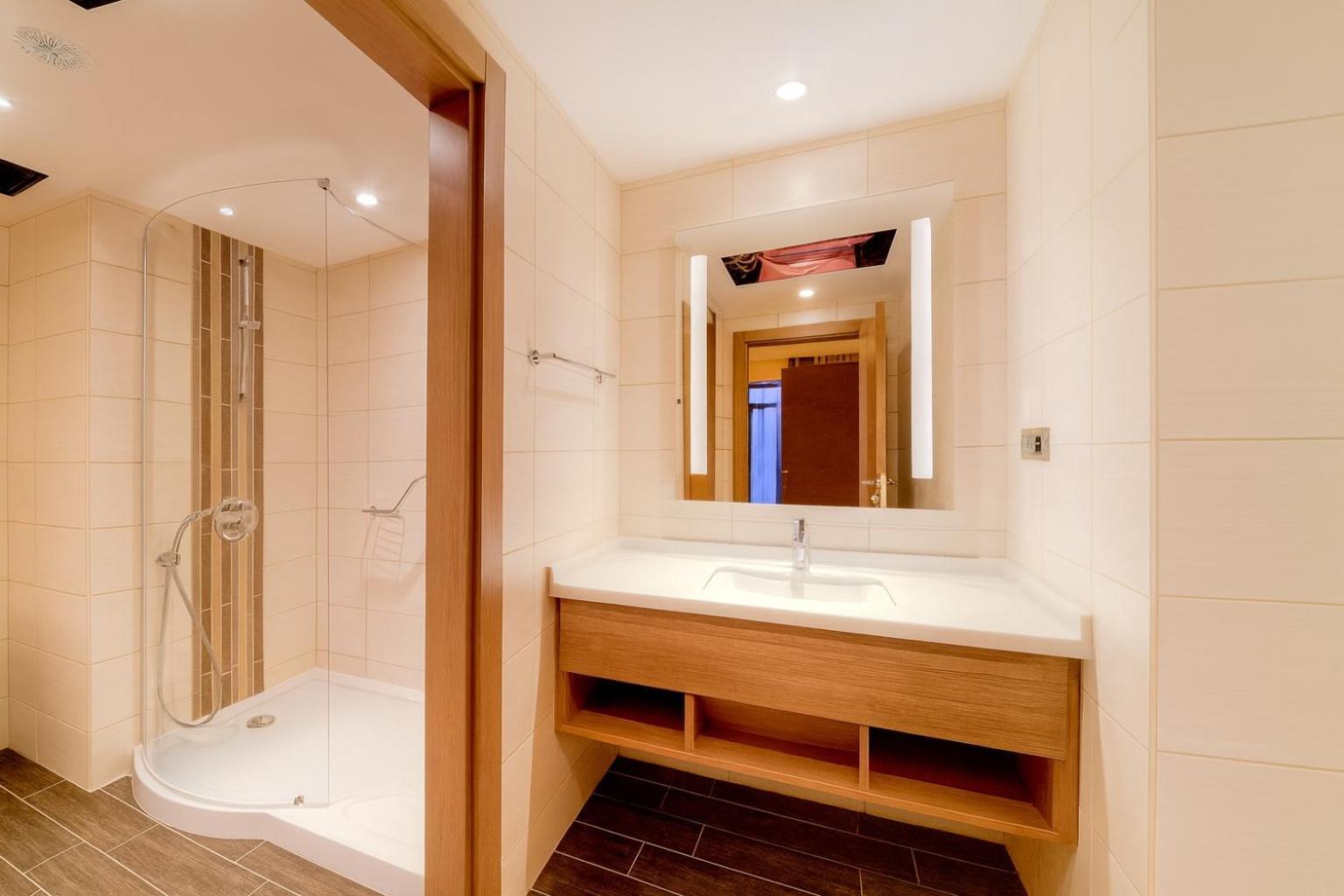 Suite met Kingsize Bed en Uitzicht op Zee