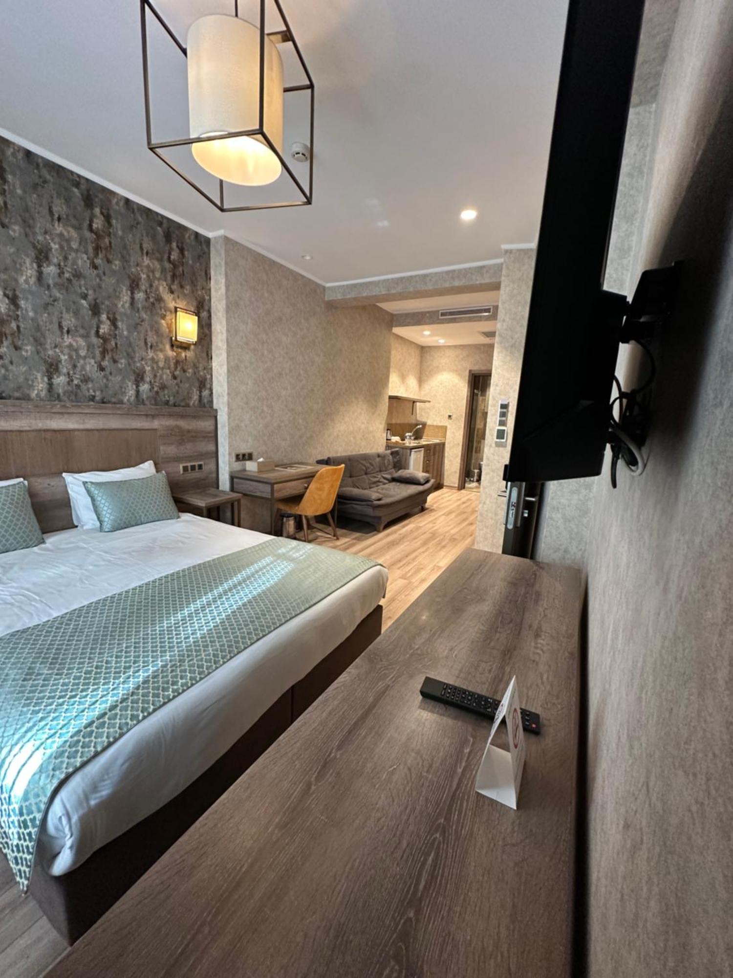 Deluxe Queen Room