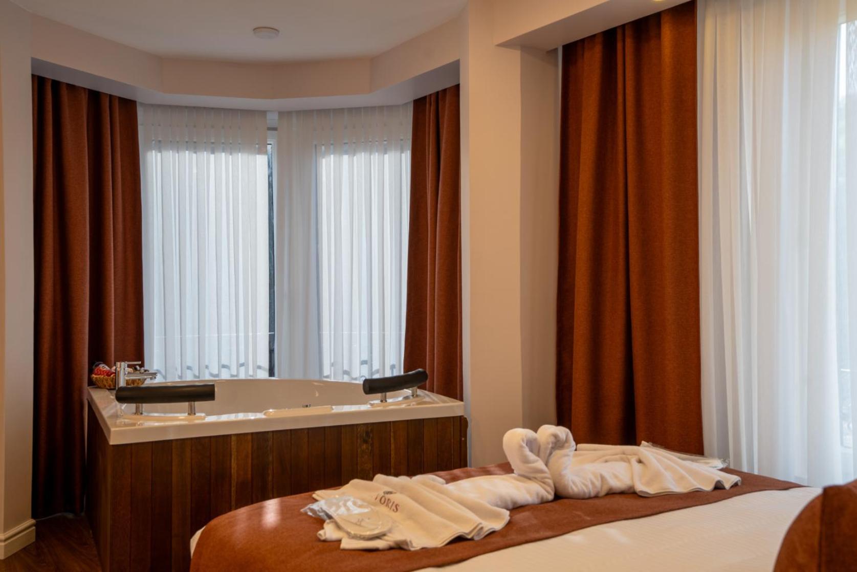 Deluxe Suite Spa Bath