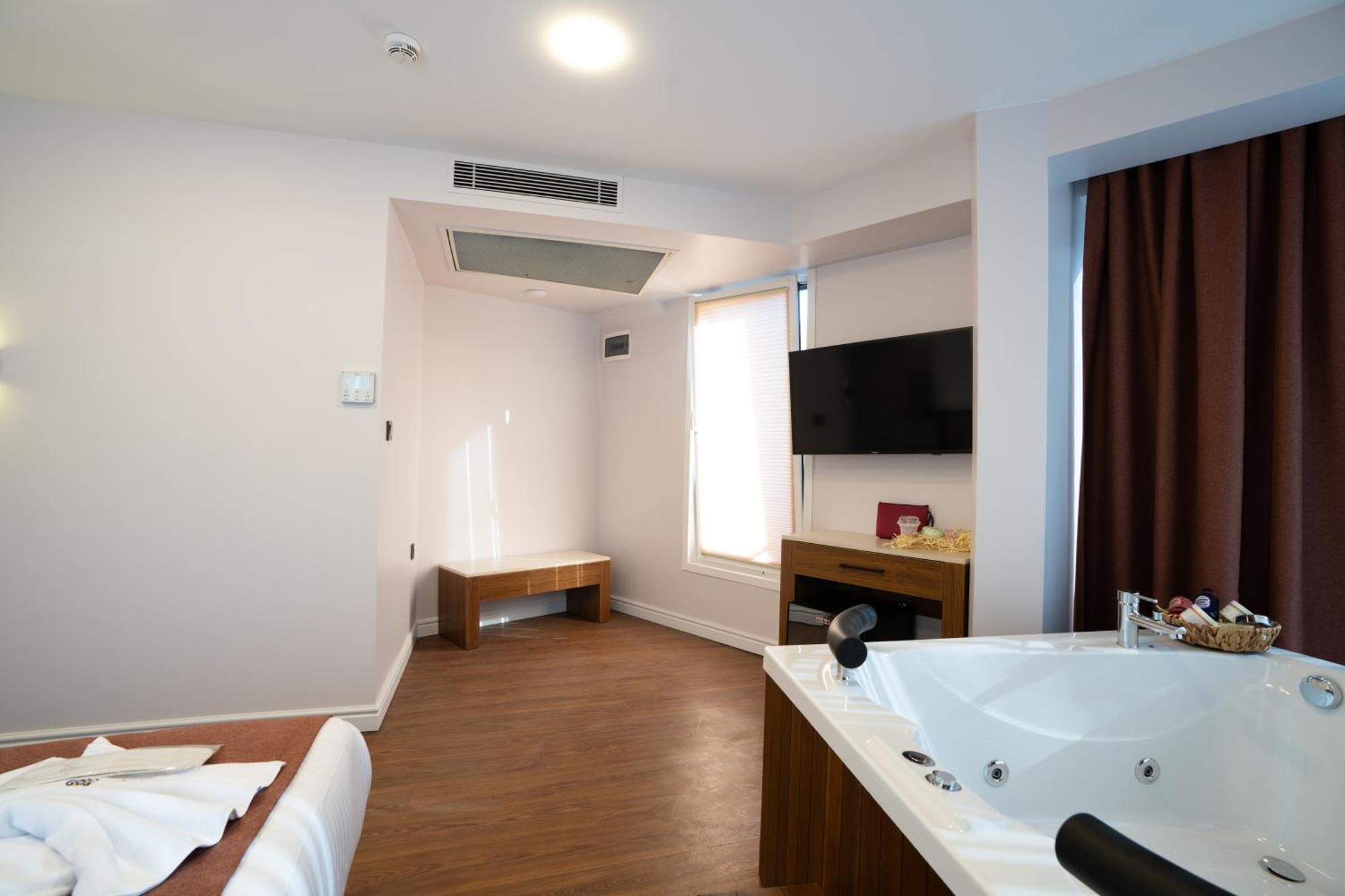 Deluxe Suite Spa Bath