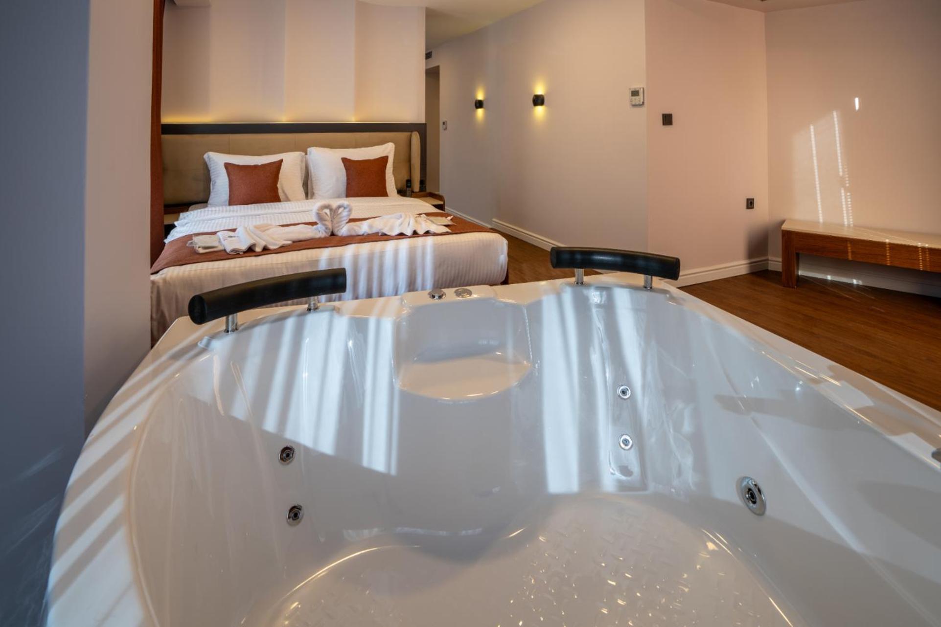 Deluxe Suite Spa Bath
