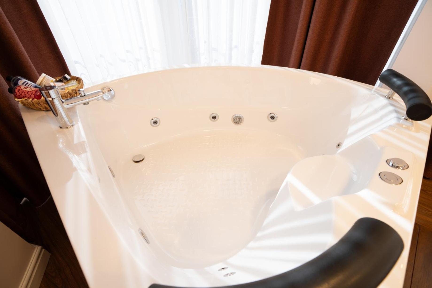 Deluxe Suite Spa Bath
