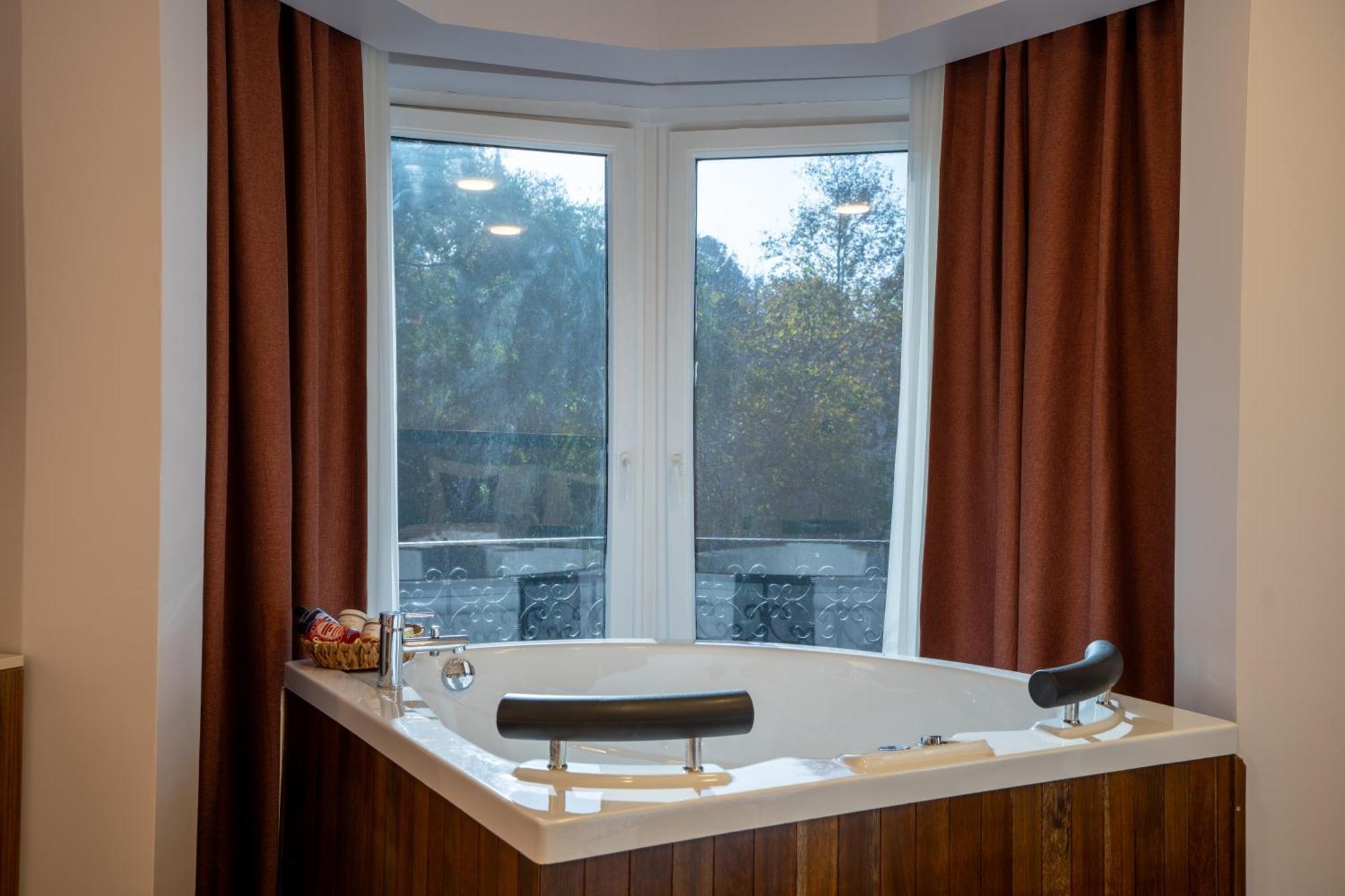 Deluxe Suite Spa Bath