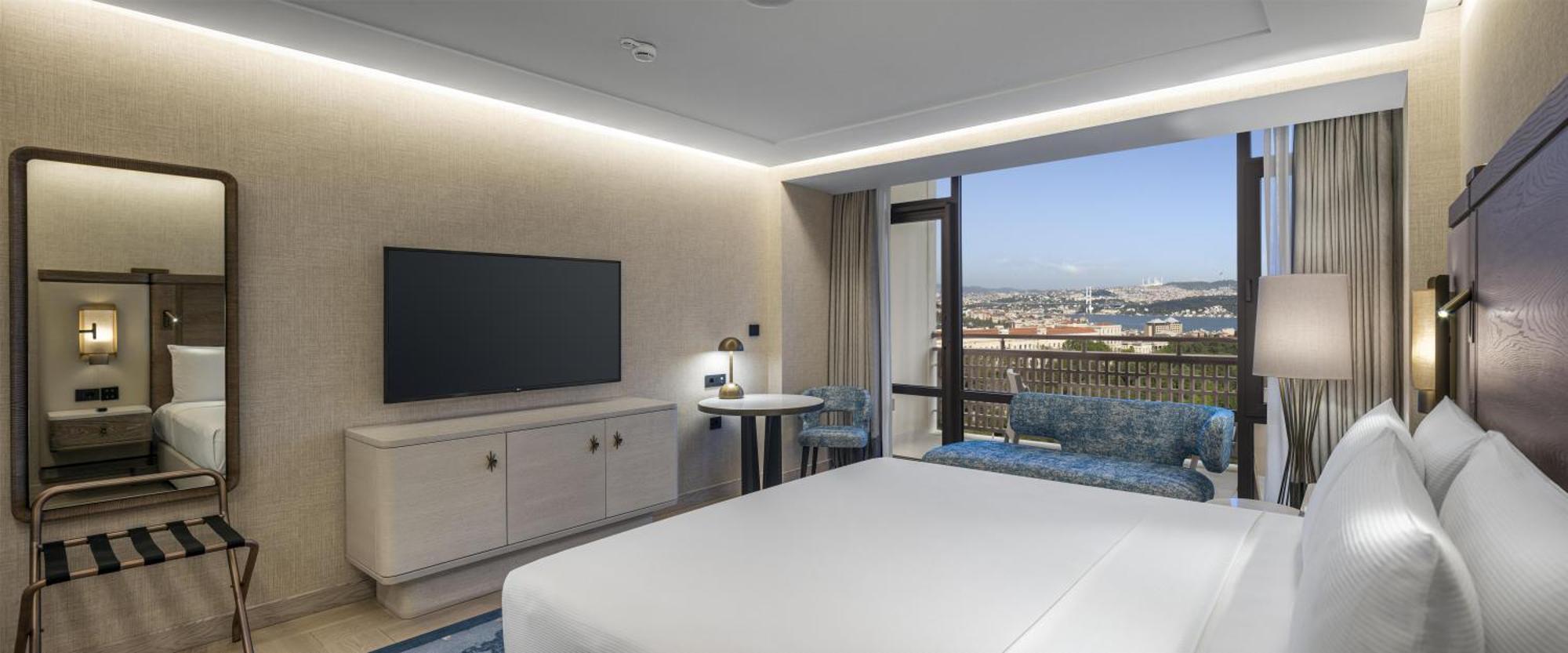 Deluxe Zimmer mit Kingsize-Bett und Blick auf den Bosporus