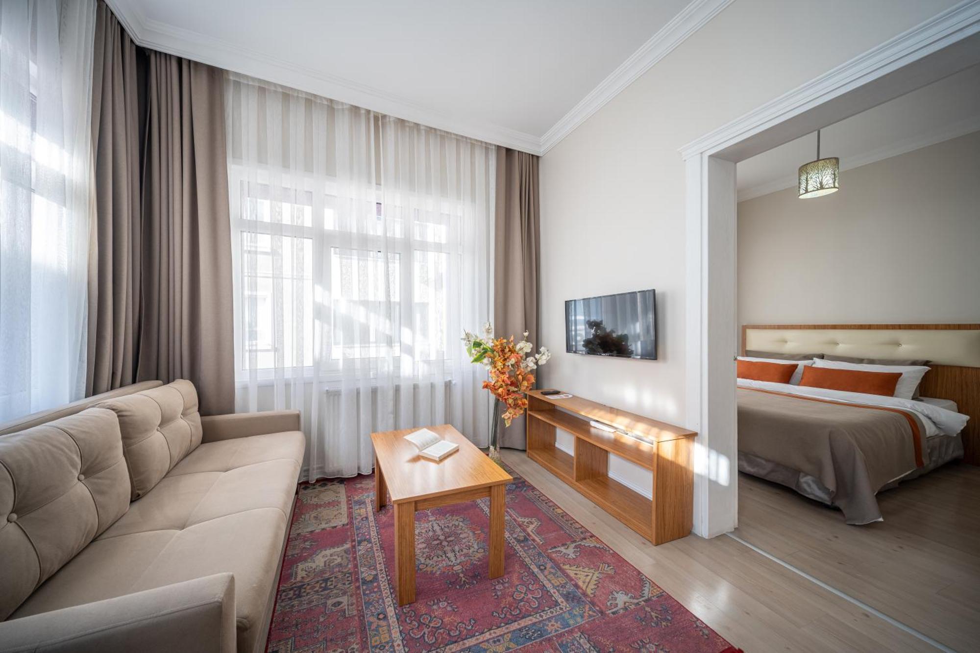 Deluxe One-Bedroom Apartment