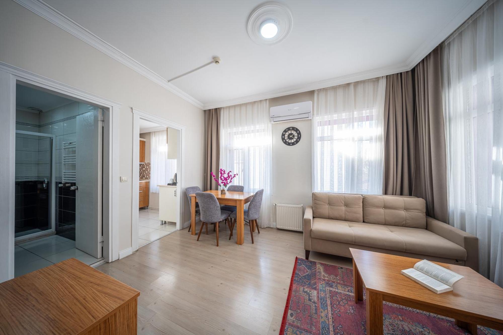 Deluxe One-Bedroom Apartment