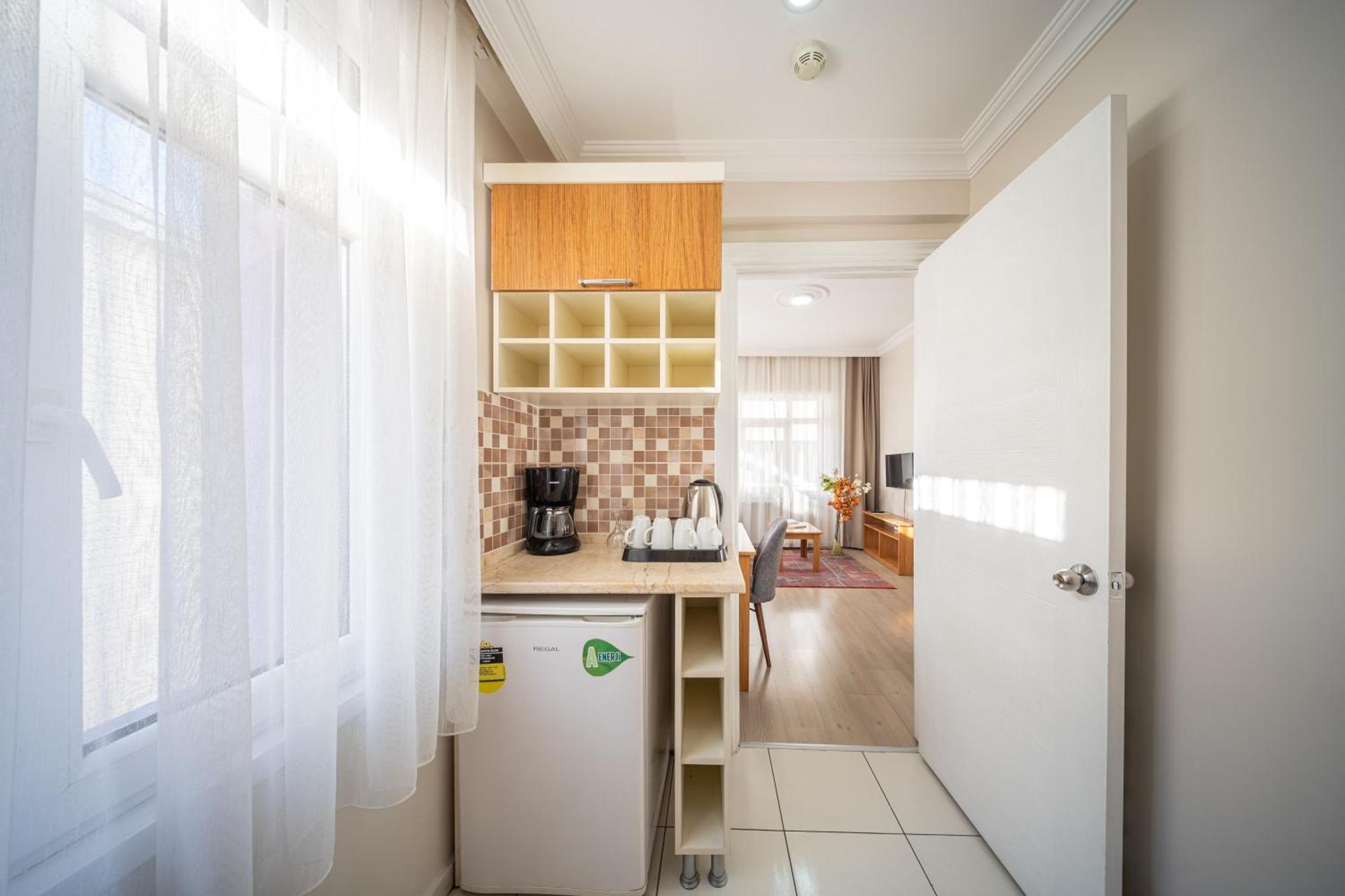 Deluxe One-Bedroom Apartment