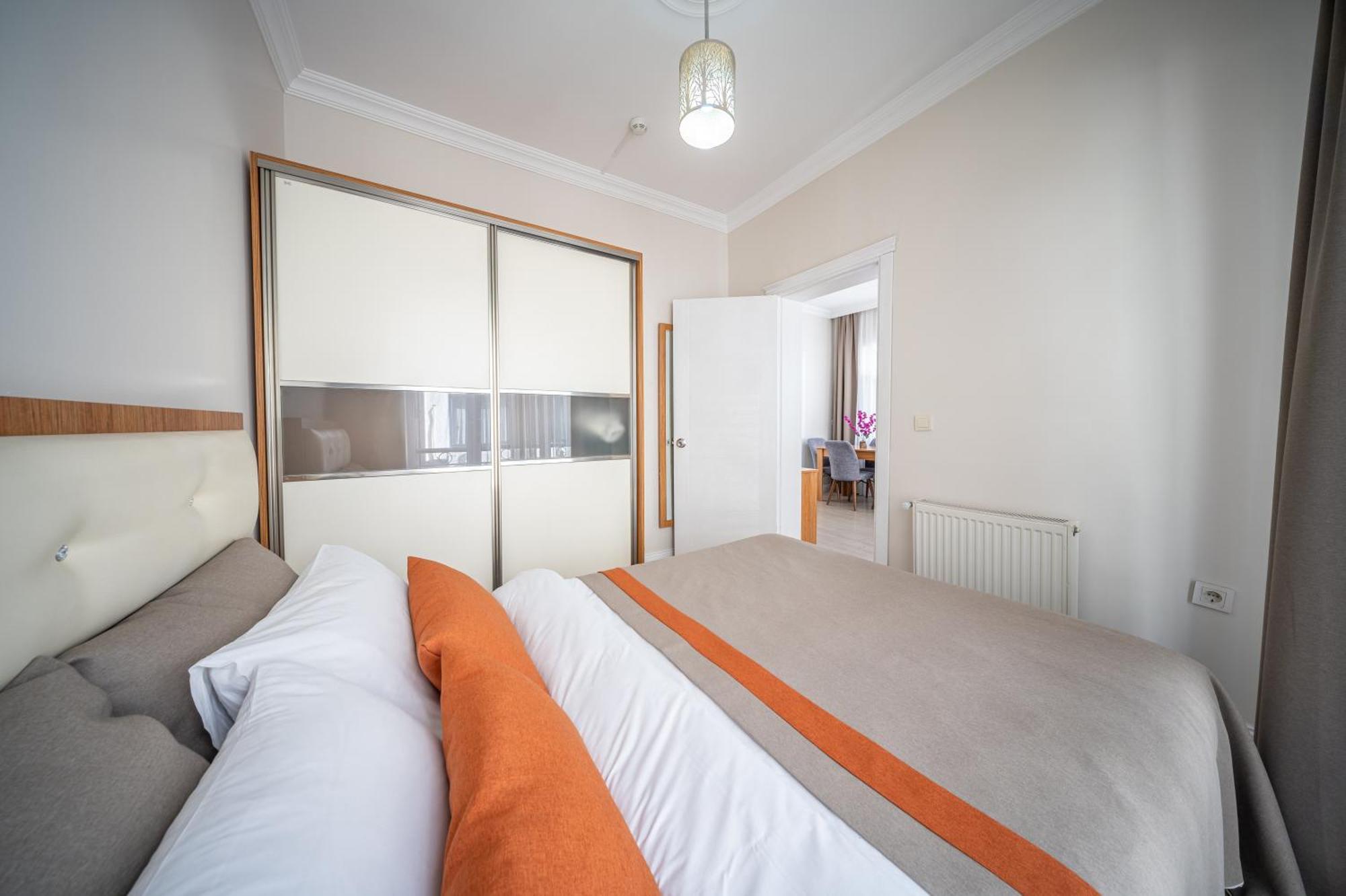 Deluxe One-Bedroom Apartment