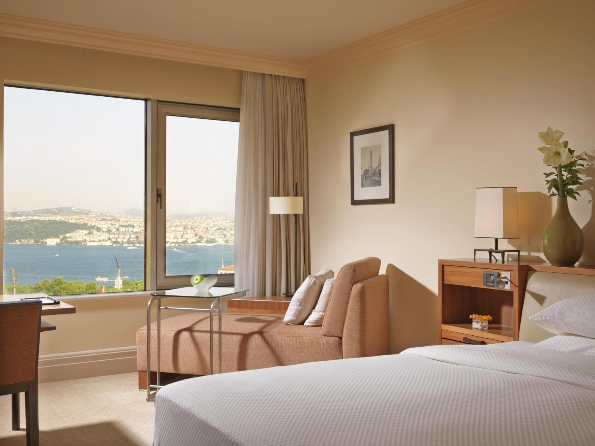 Zimmer mit Kingsize-Bett und Aussicht auf den Bosporus