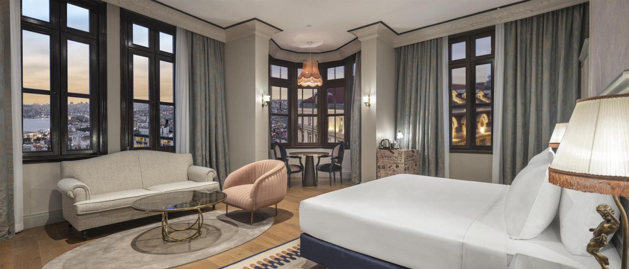 Suite Esquinera Junior con cama extragrande y vistas a la ciudad