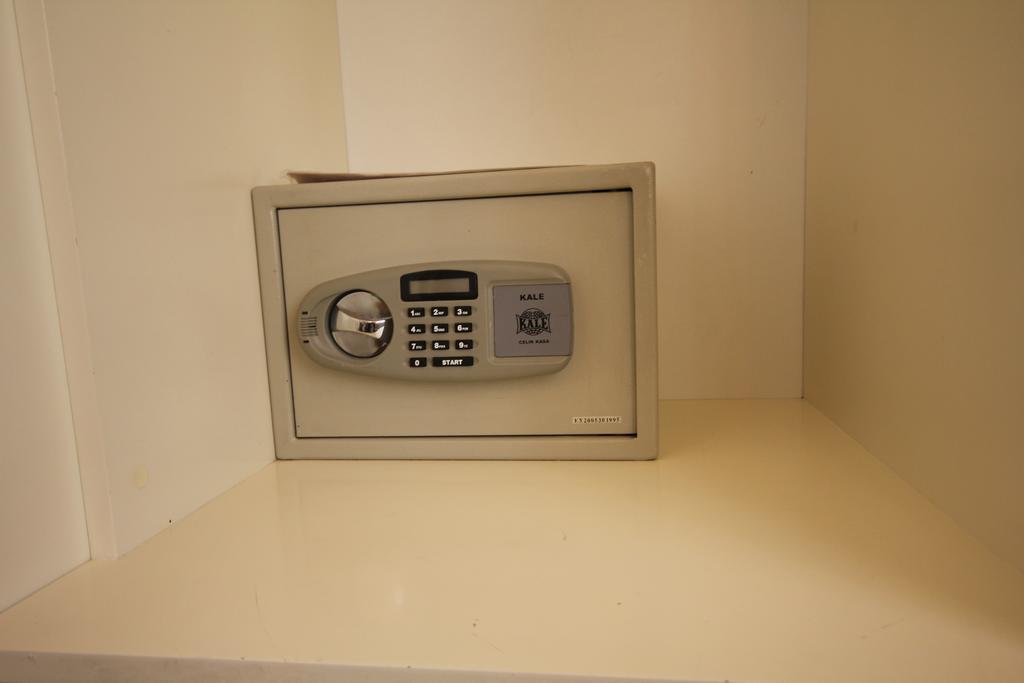 Connecting Family Rooms,404729949:JPEG