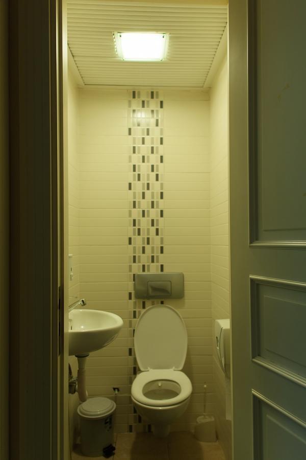 Deze driepersoonskamer heeft een gedeelde badkamer.