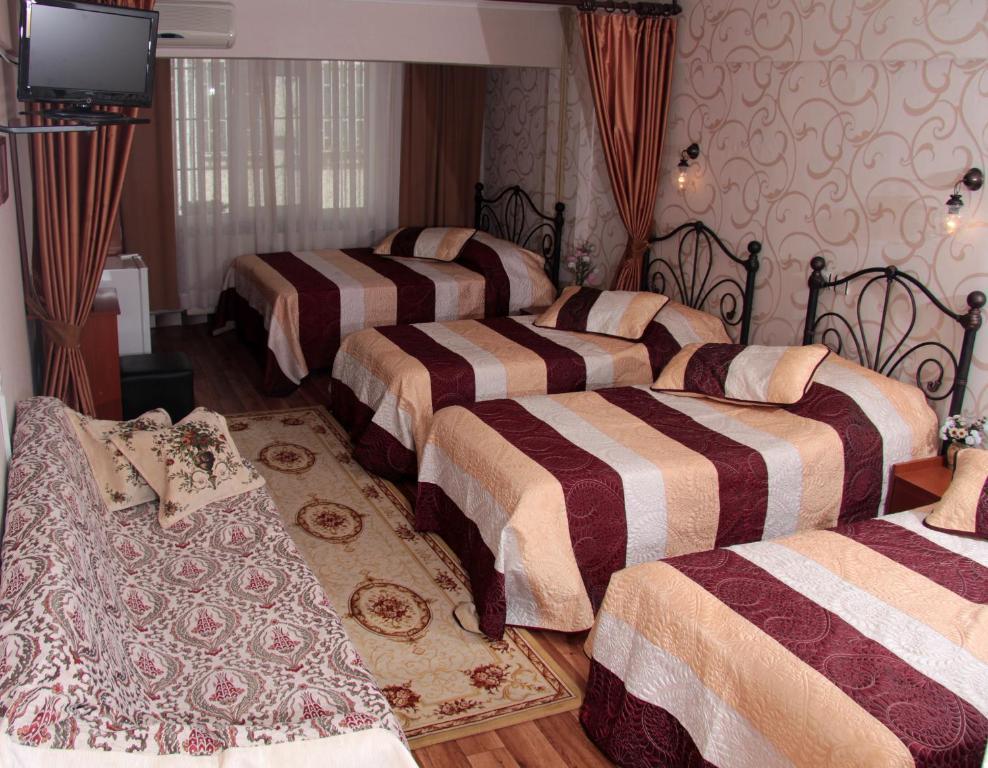 Family Room,66755065:JPEG